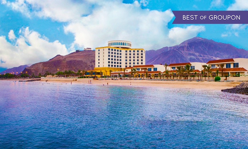 Image 1: 4* Khor Fakkan Resort Stay