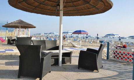 Ingresso al lido con lettino, ombrellone e pedalò fino a 6 persone a Bagni Azzurra (sconto fino a 62%)