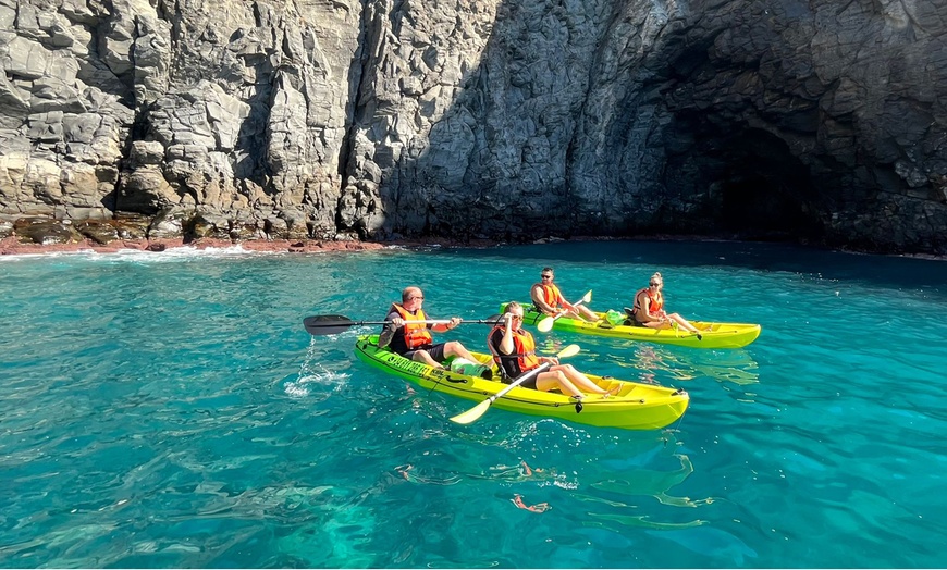 Image 5: Explora la bahía de las tortugas en kayak doble con snorkel