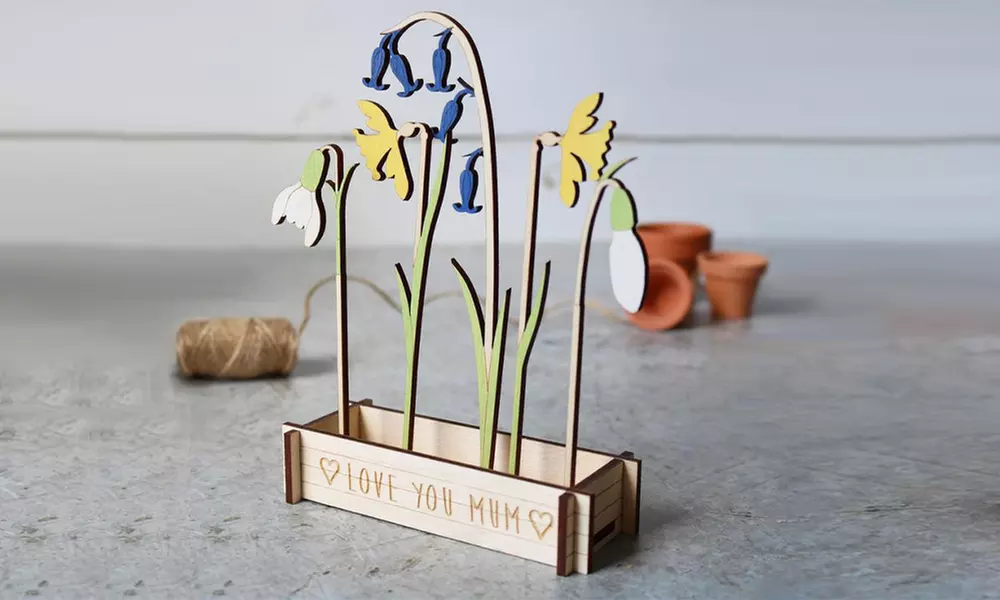 Holzkiste mit Geburtsblumen und Namen