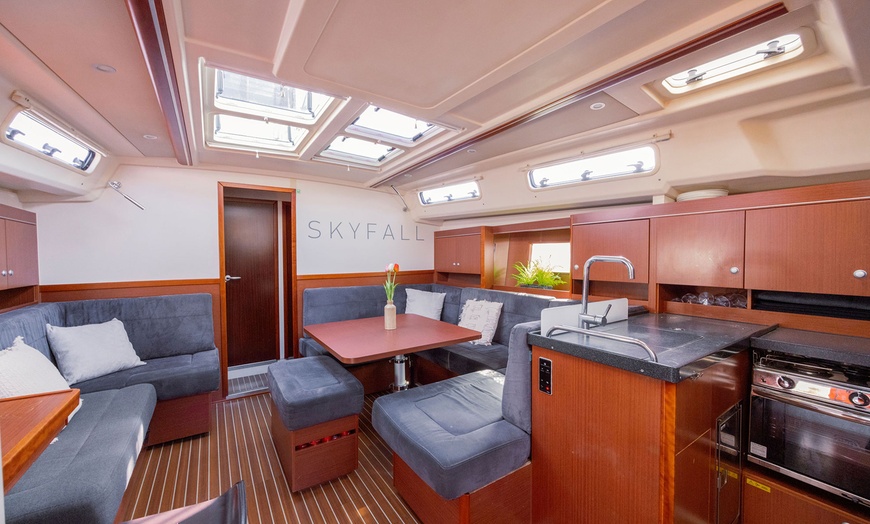 Image 11: Paseo de 2 horas en velero con bebida y picoteo para 1 o 2 personas