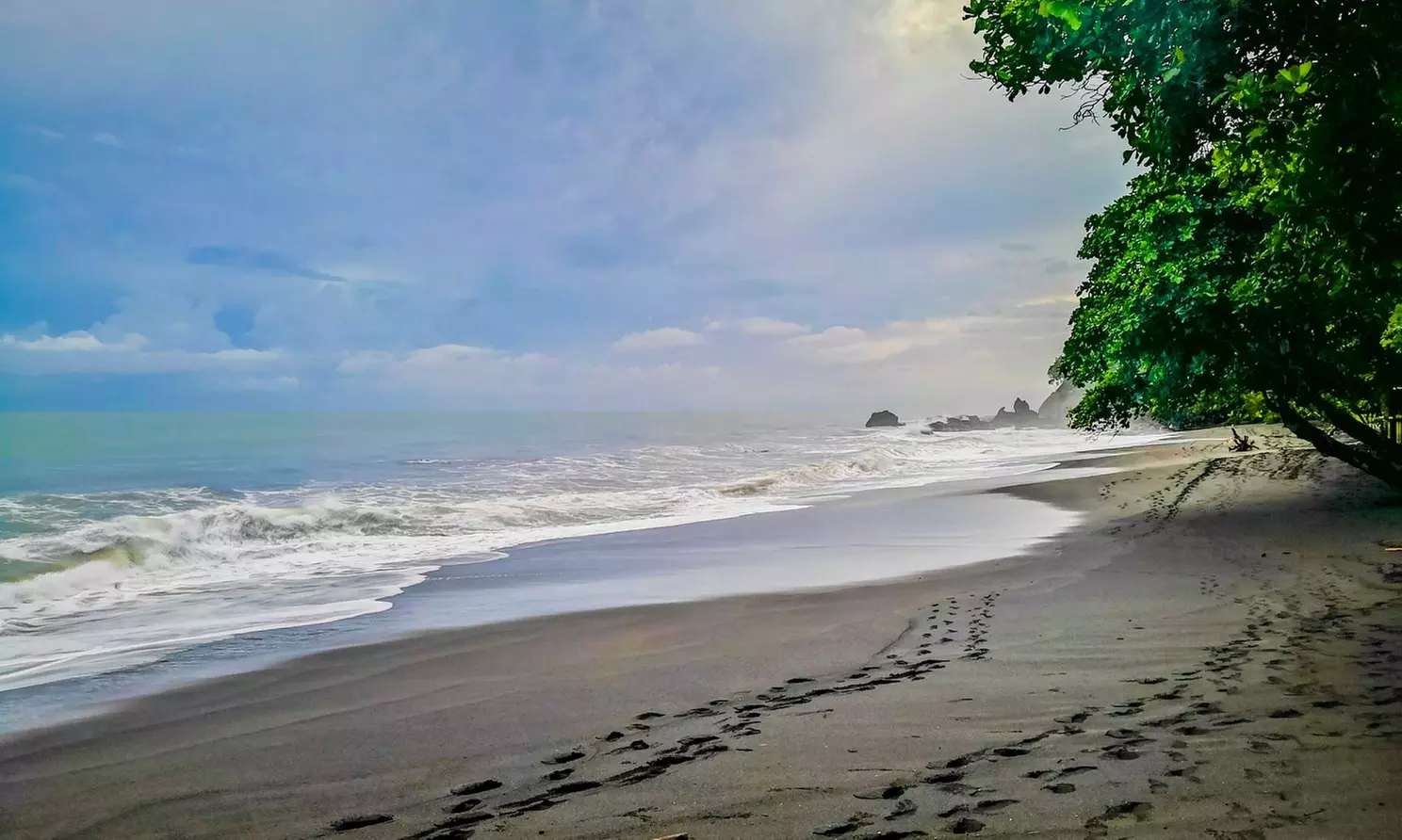 ✈ 6-Night Volcano & Beach Vacation w/ Air & Car from Travel by Jen