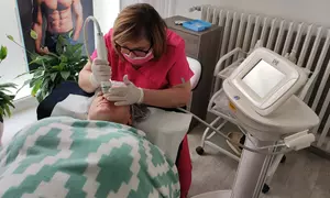 Zrelaksuj się i zadbaj o skórę jesienią: oczyszczanie wodorowe, fala radiowa, zabieg hialuronowy lub kawiorowy i więcej