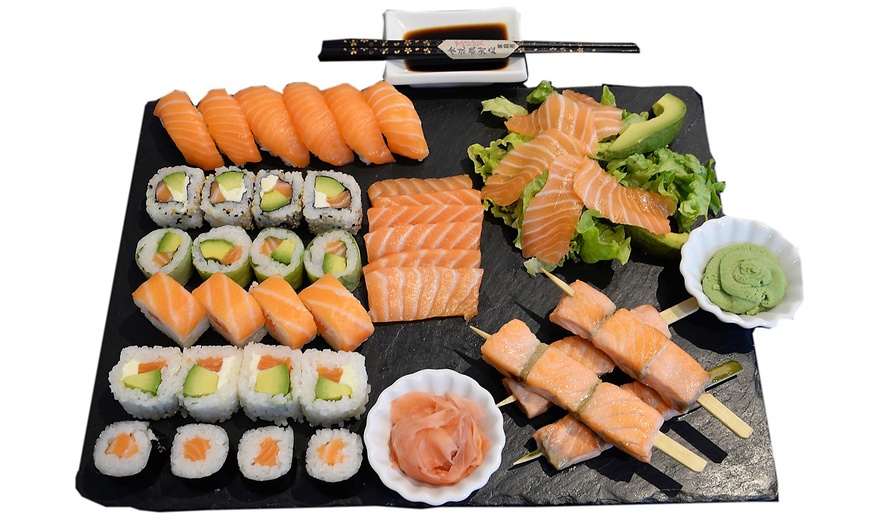 Image 1: Plateau de sushis