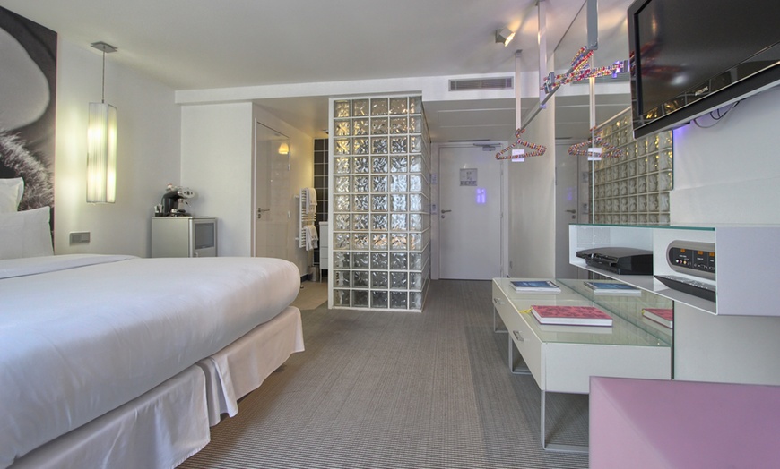 Image 7: Paris: 4* Kube Double Room with Breakfast