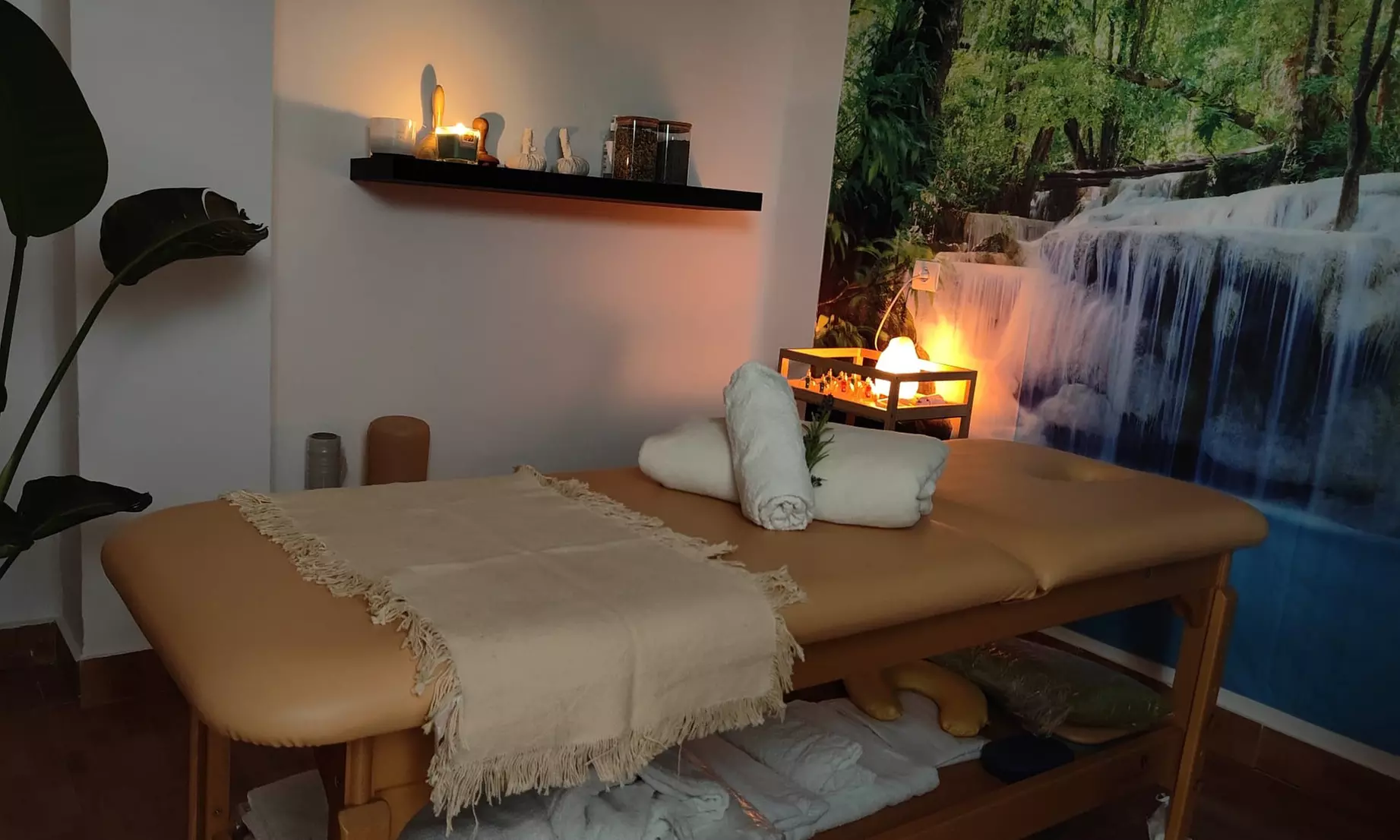 Masaje en pareja con piedras calientes o bambú, infusión y bombones