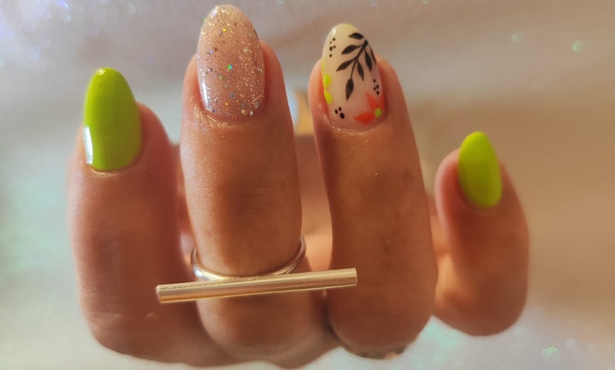 Image 8: 1 o 3 sesiones de manicura con diseño en una uña, pedicura o ambas 