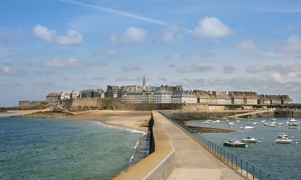 Saint-Malo : chambre double, petit-déjeuner et champagne en option
