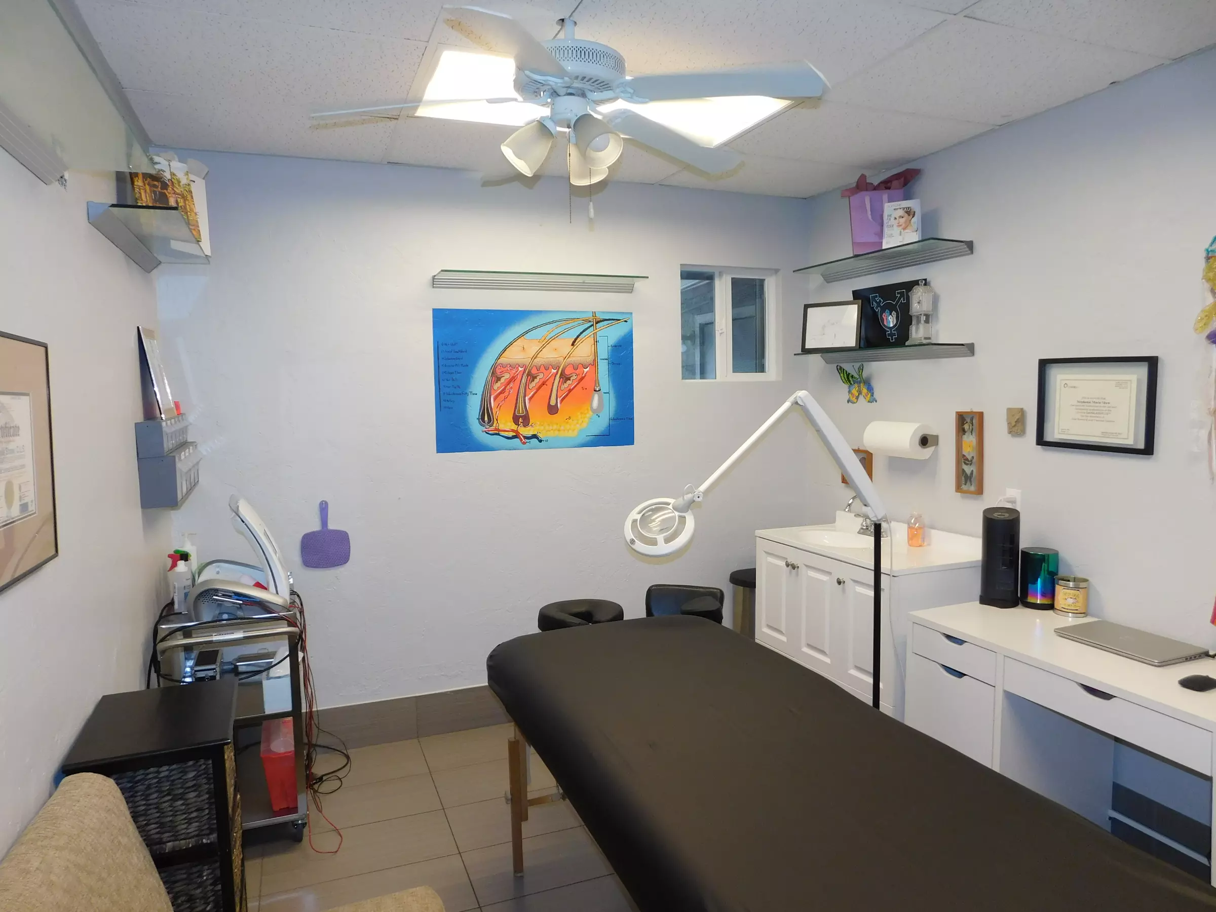 Enjoy smooth skin with Senza Pelo Med Spa's electrolysis sessions, up to 40% off. Options for 15, 30, or 60 minutes - Second Medium