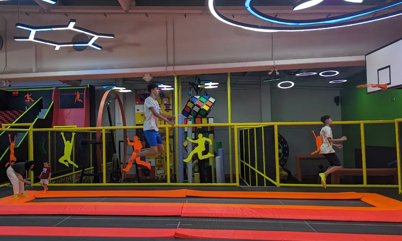 Diversión y saltos con 1 hora de acceso a parque de camas elásticas