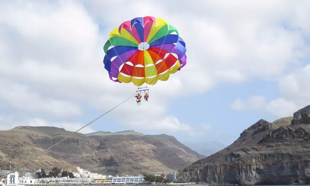 Aventura aérea sobre playas paradisíacas: parasailing para 2 personas