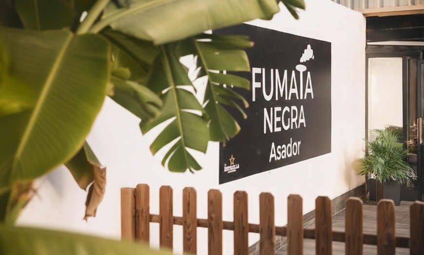 Image 10: Menú de parrillada para 2 o 4 con botella de vino en asador argentino