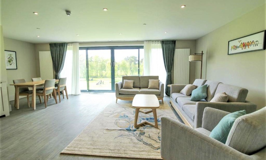 Image 24: Hampshire: 4* Stay with Breakfast