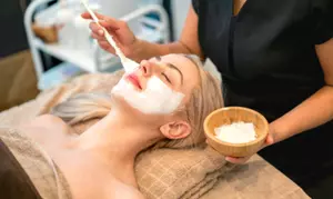 Limpieza facial con tratamiento y masaje facial en Astonish Sapphira (hasta 38% de descuento)