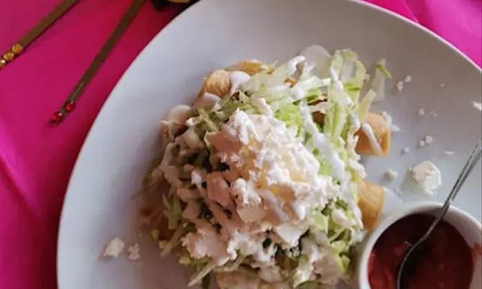 Menú mexicano con entrantes, principales, postre y bebidas