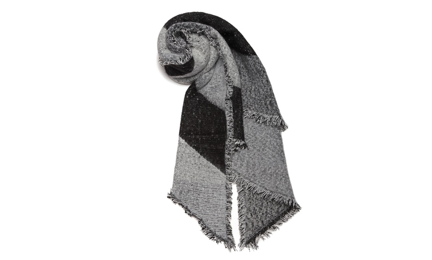 Image 5: Women's Extra Thick Knitted Plaid Scarf