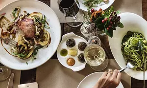 Déjeuner ou dîner convivial avec plat, dessert et boisson au O' Mouv Restaurant (jusqu'à 50% de remise)