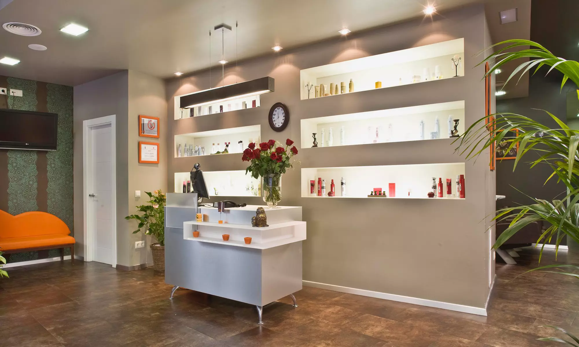 Sesión de peluquería con corte, tinte, mechas o balayage y peinado