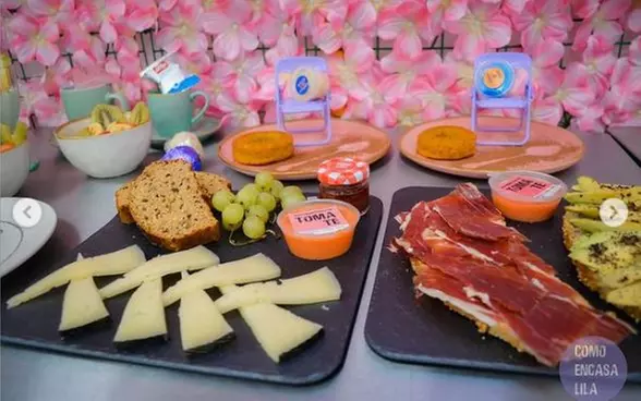 Menú de brunch con encanto rústico con tosta, dulces y bebidas