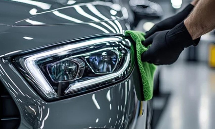 Image 2: Brillo y limpieza total con pulido de faros y ozonización