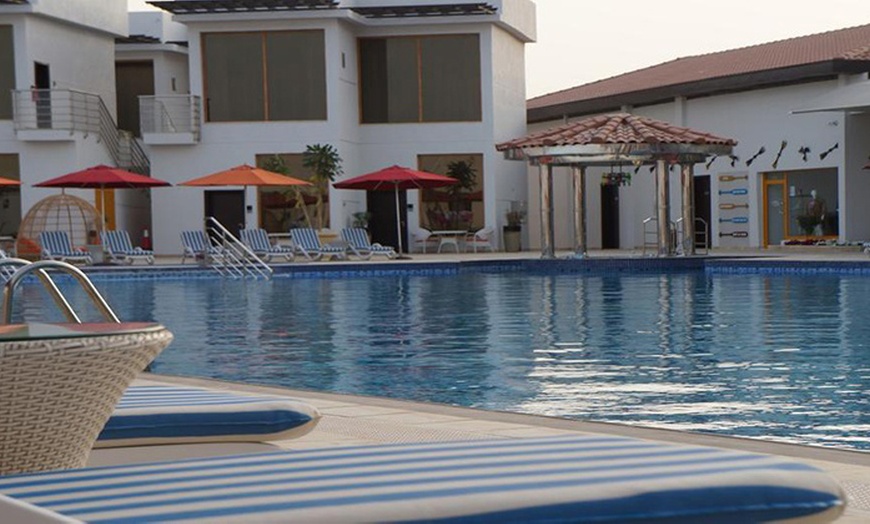 Image 2: Dibba: 4* Spring Stay with Treatments