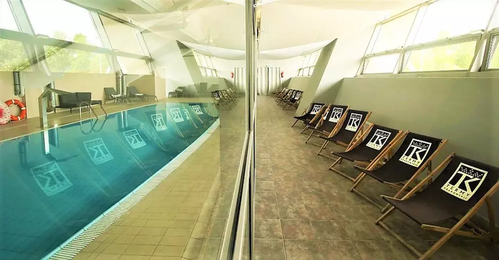 Wejście do Term Krakowskie Błonia z napojem