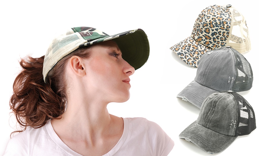 Image 1: Gorra con abertura para diferentes peinados