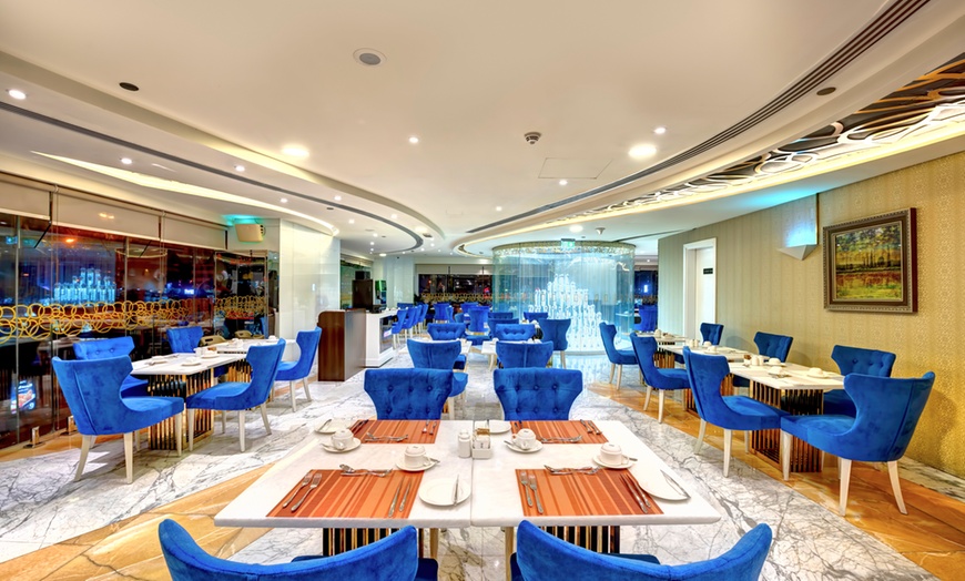 Image 6: Experience a Delicious Dinner Buffet with Drinks at an Iconic Venue