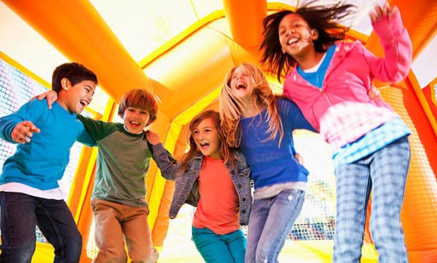 Image 2: Entrada al circuito de hinchables Crazy Warriors con opción de comida