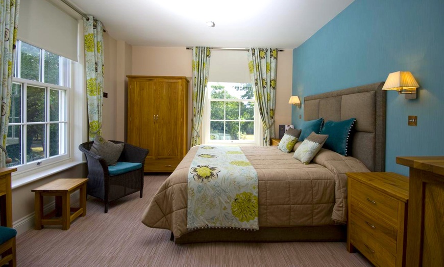 Image 4: Essex: 4* Double Room or Suite Stay with Dinner