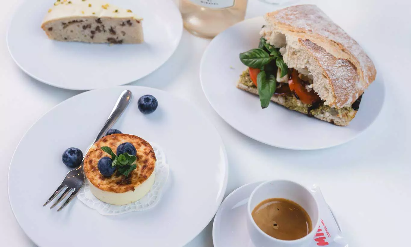 Heißgetränk inkl. Panini oder Kuchen nach Wahl