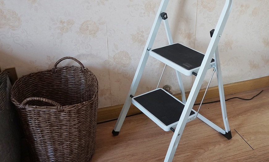 Image 5: Two-, Three- or Four-Step Folding Ladder