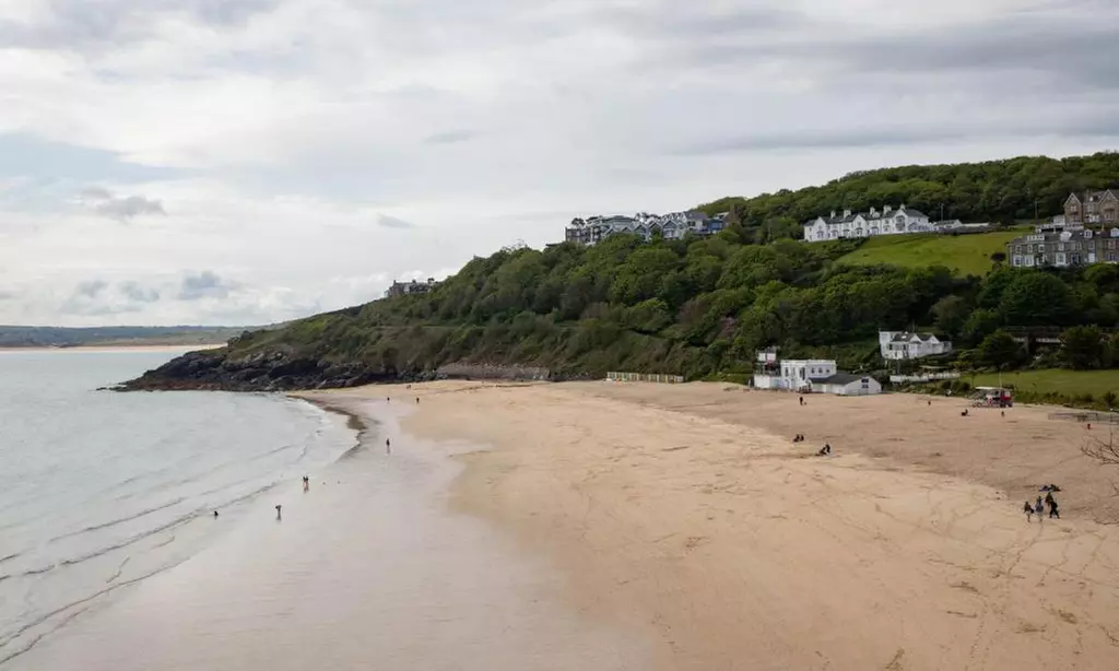 Cornwall: Double or Twin Room w/ Breakfast & Optional £30 F&B Voucher
