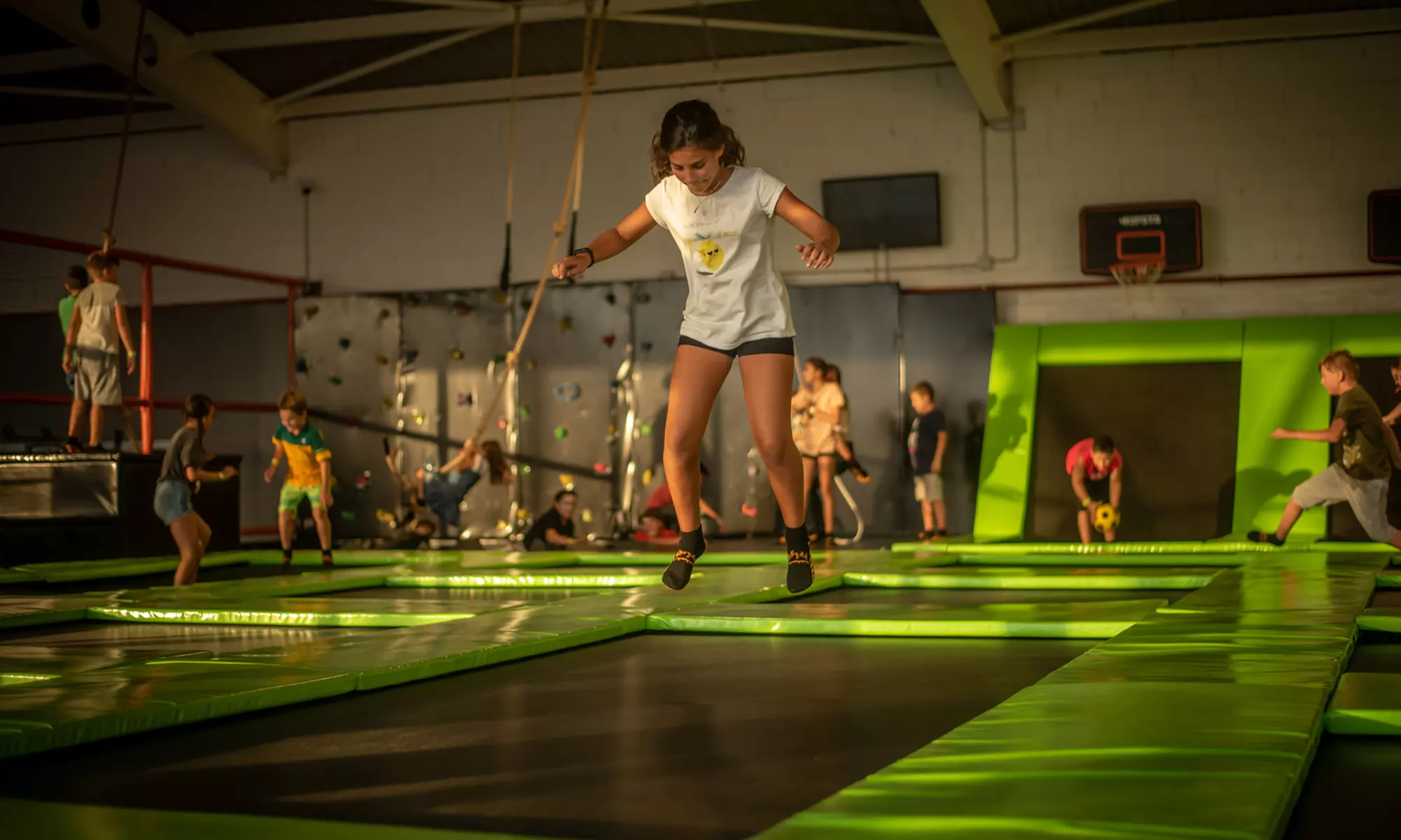 Saltos en camas elásticas y piscina de bolas para hasta 4 personas