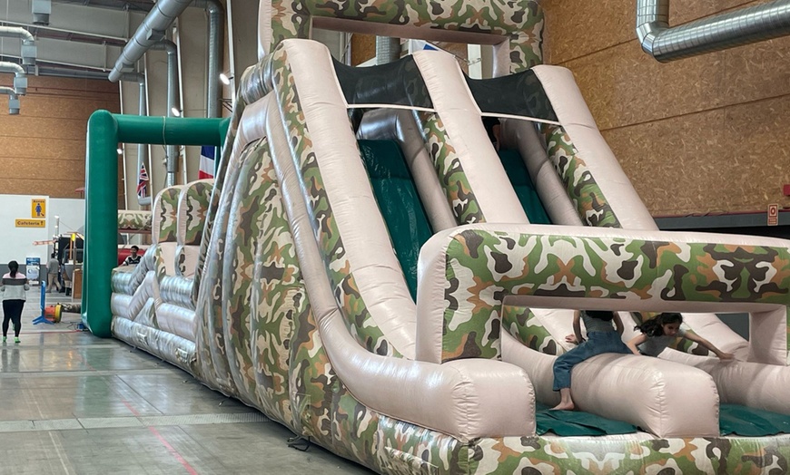 Image 9: Entrada al circuito de hinchables Crazy Warriors con opción de comida