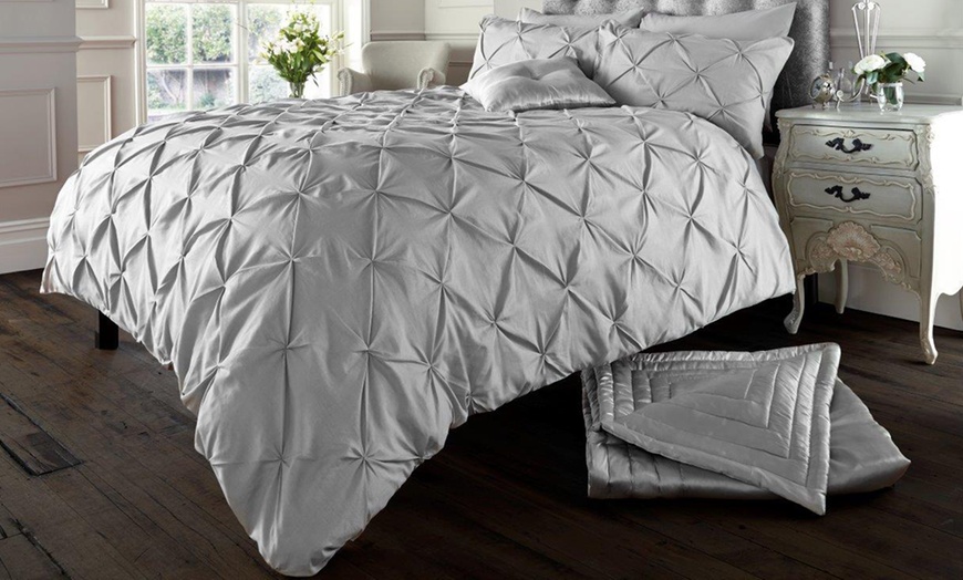 Image 1: Clearance Duvet Sets