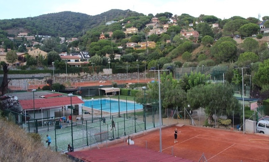 Image 2: 3 o 5 clases de tenis para todos los niveles