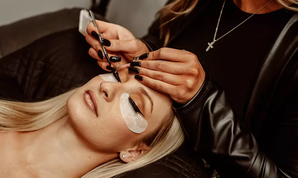 Full Set of Classic or Light Volume Lash Extensions at Stunning Looks