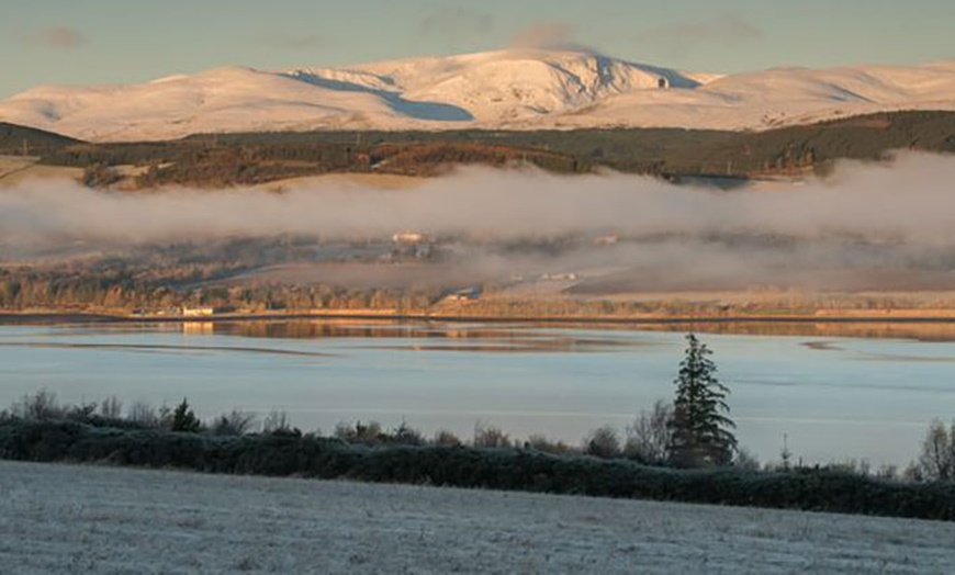 Image 2: Scottish Highlands: 1 or 2 Nights with Fizz and Late Check-Out