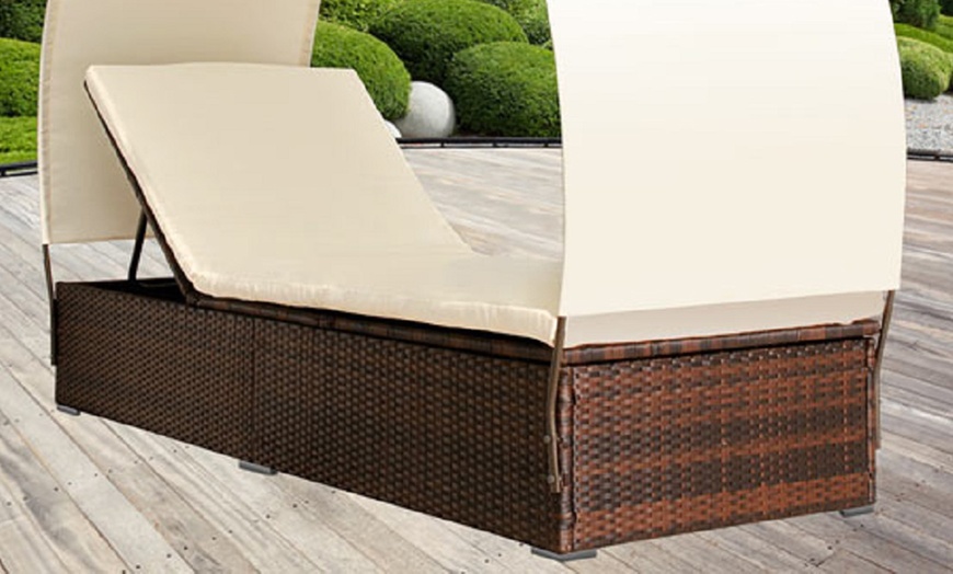 Image 11: Tuinbed met zonnescherm