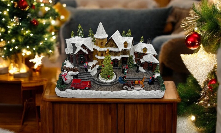 Image 4: Village de Noël décoratif avec arbre, lumières, sons et mouvements