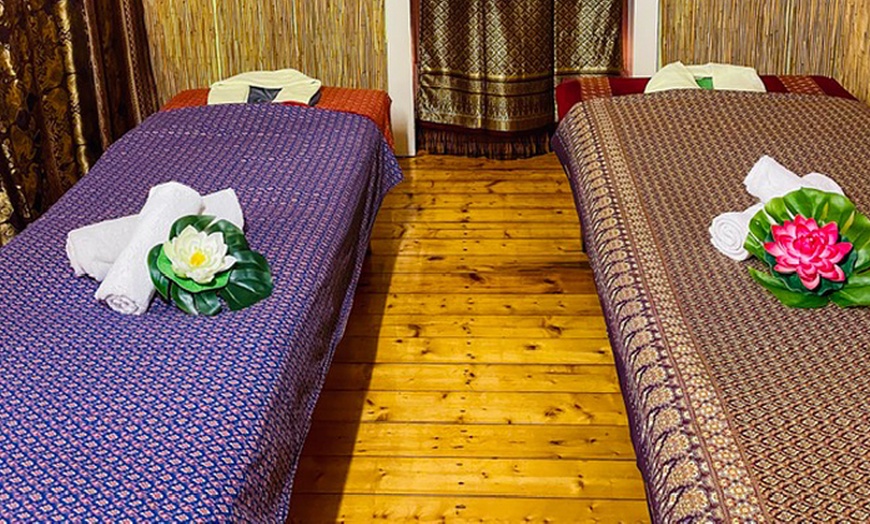Image 4: 60 / 90 Min. Thai-, Aroma - oder Rücken-Massage für 1 oder 2 Personen