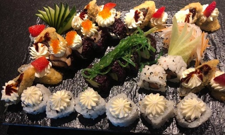 Sushi box d'asporto da 30 o 50 pezzi per 2 o 4 persone da Komugi Fusion Restaurant (sconto 50%)