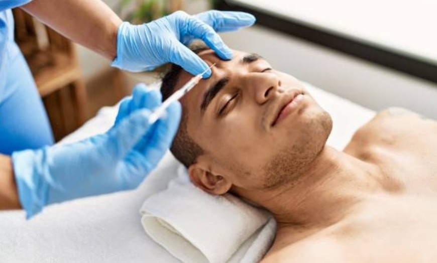 Image 11: Redefine tu rostro con un tratamiento reafirmante inyectado para 1