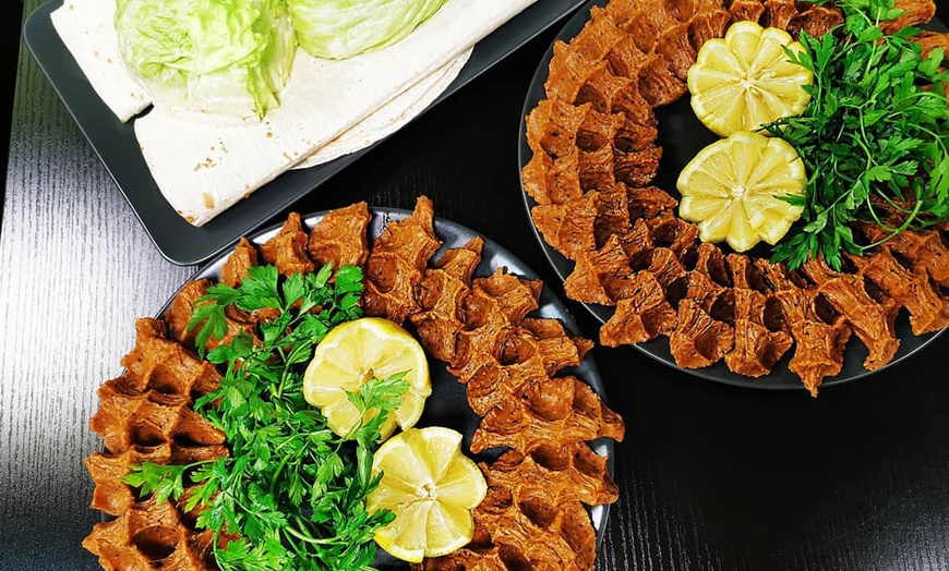 Image 2: Cig Köfte mit Salat, Brot & Sauce