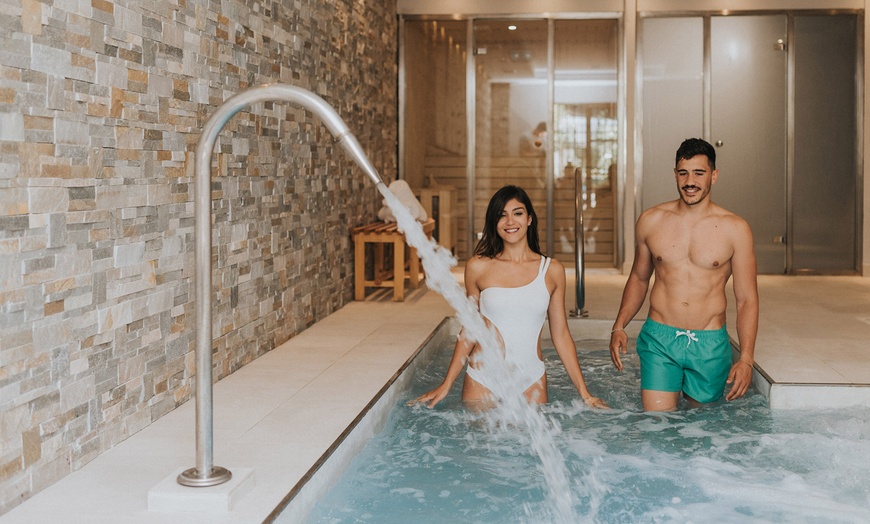 Image 1: Circuito de spa privado con copa de cava y opciones adicionales para 2