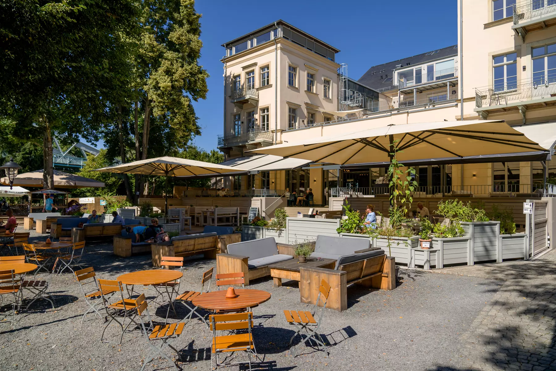 Genieße ein 2-Gänge-ElbeGarten-Menü mit Blick auf die Elbe