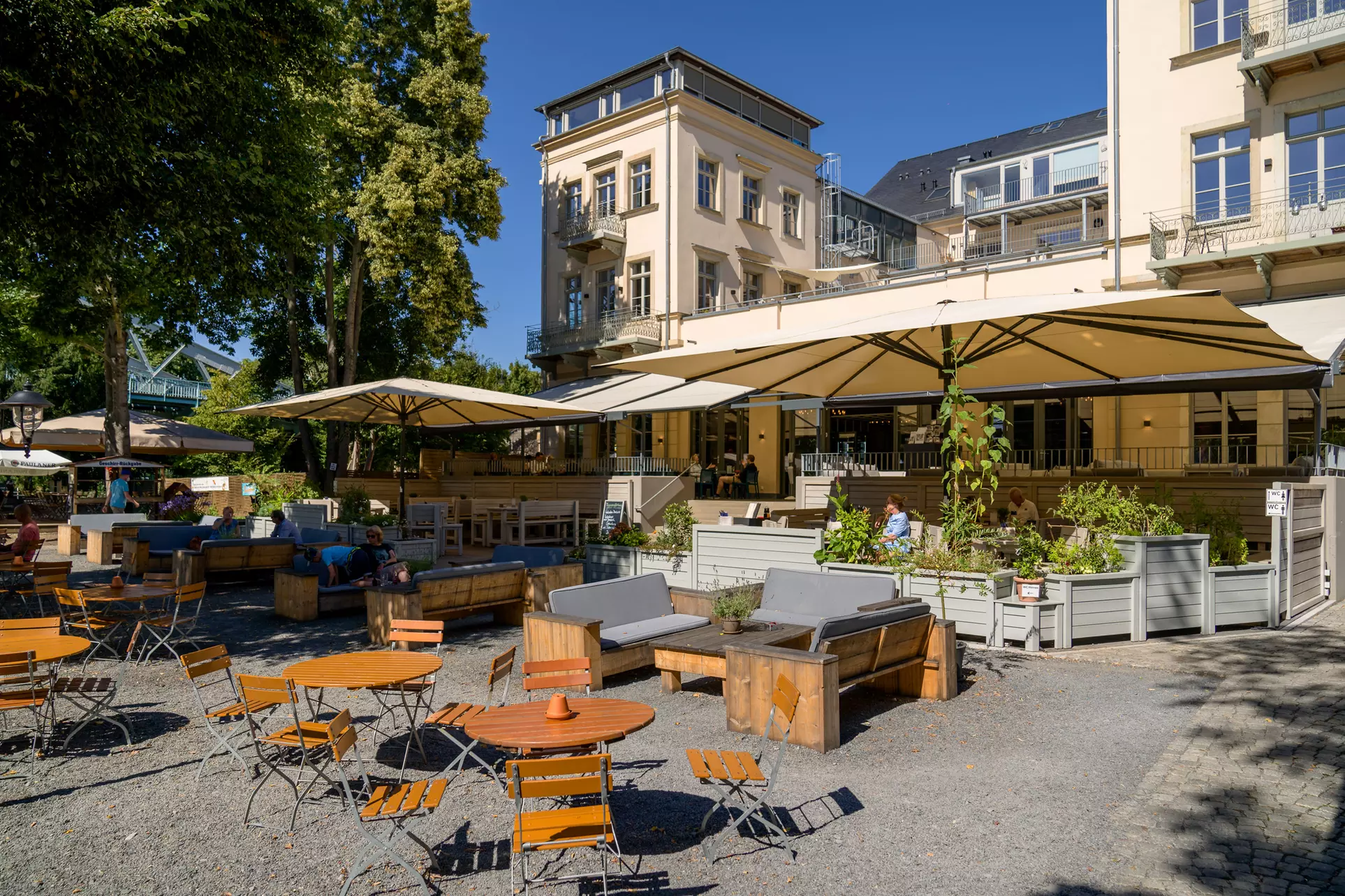 Genieße ein 2-Gänge-ElbeGarten-Menü mit Blick auf die Elbe