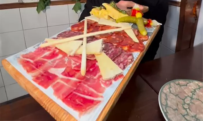 Menú picoteo para 2 o 4 personas con tablas y bebidas a elegir