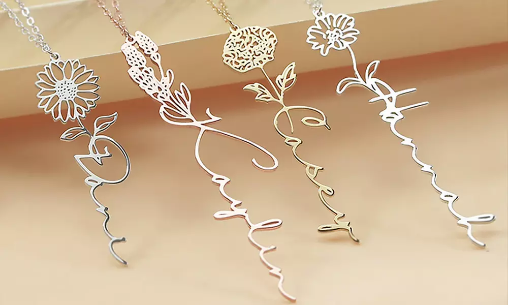 Collier de nom personnalisé avec fleur de naissance par Justyling